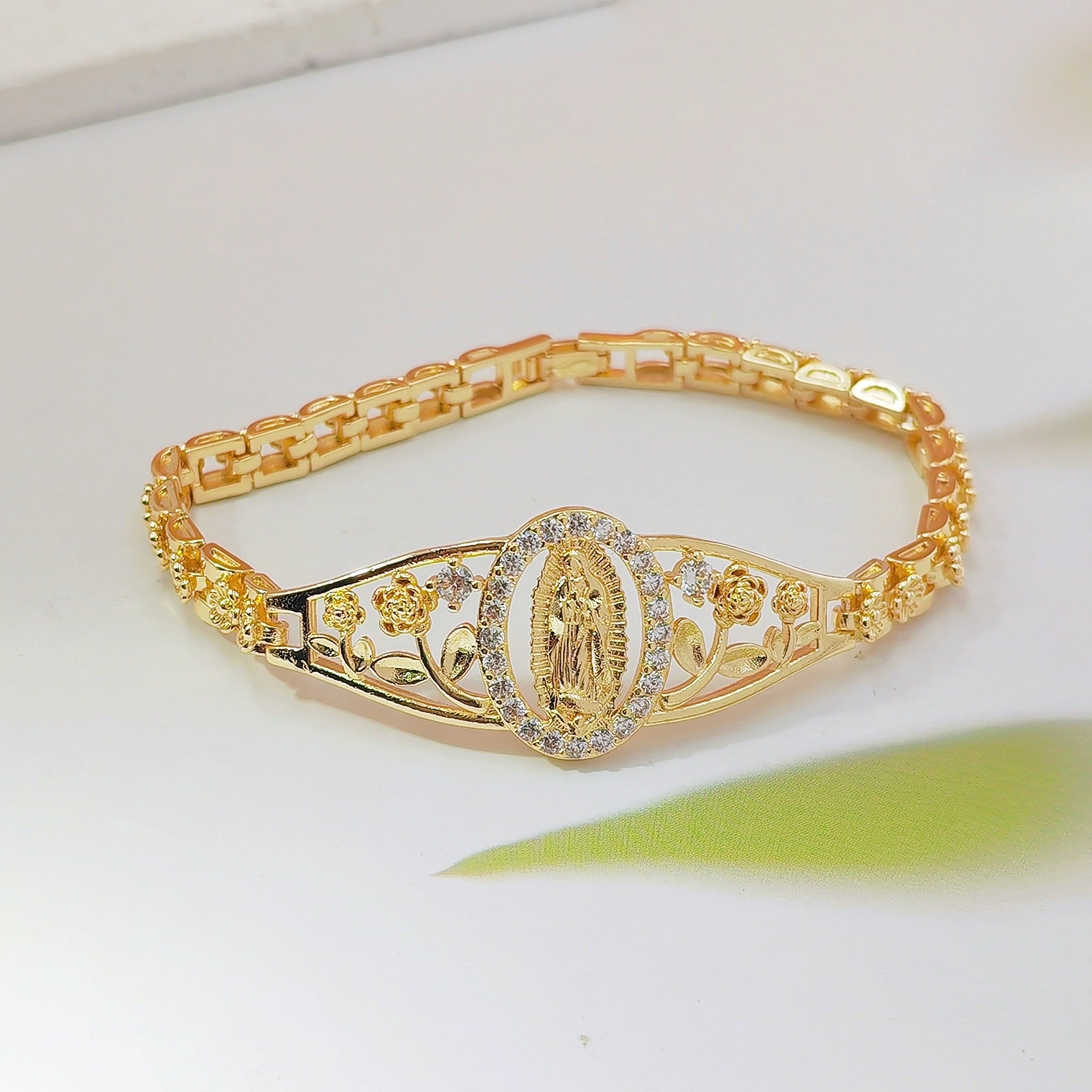 Pulsera de la Virgen María con flores caladas en oro