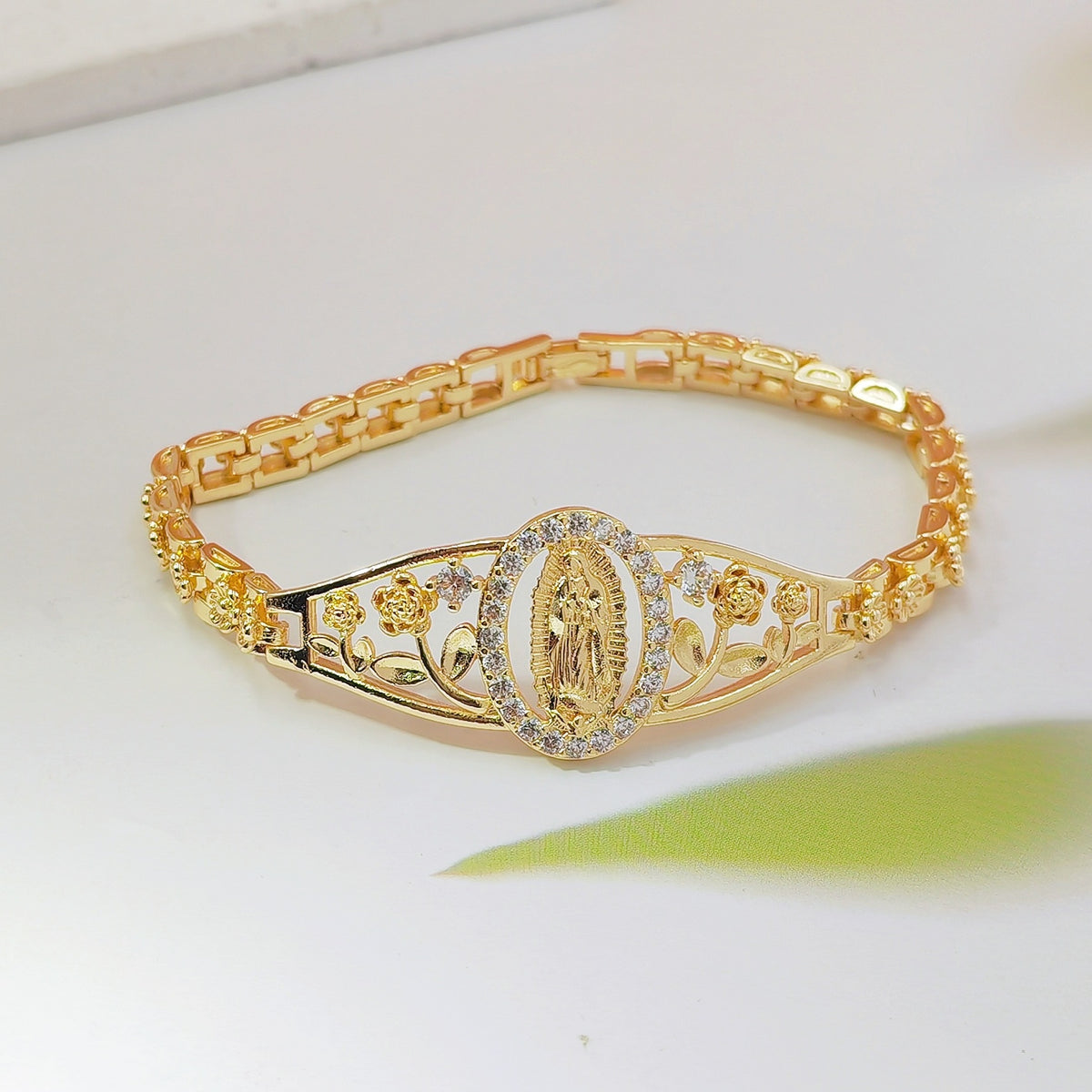 Pulsera de la Virgen María con flores caladas en oro