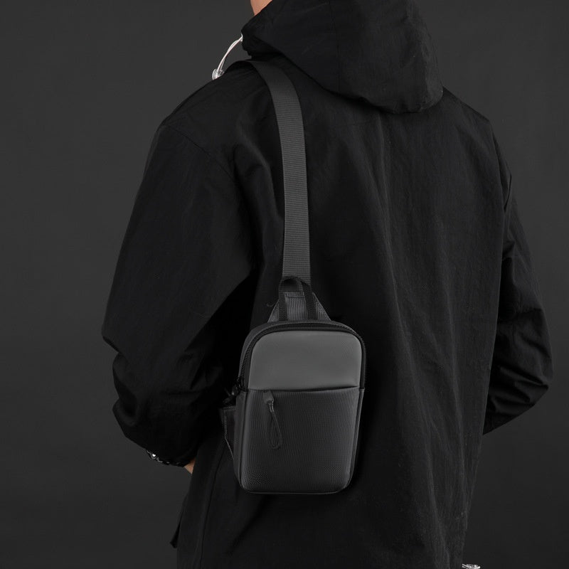 Minibolso de pecho para hombre, sencillo y elegante.