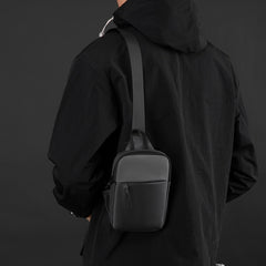 Minibolso de pecho para hombre, sencillo y elegante.