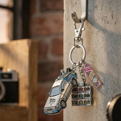 🔥Compre 1 y obtenga 1 gratis（2 piezas）Una obra maestra en tu bolsillo 🔑 Llavero del 40.º aniversario. Clásico, llamativo e inolvidable. 🚀