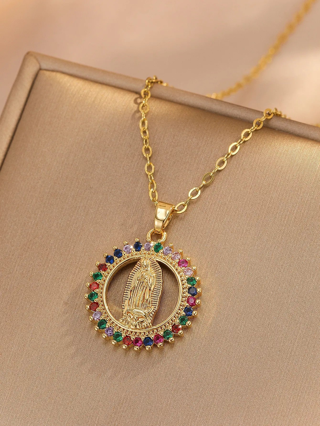 【🔥2 piezas】🙏Collar con colgante de la Virgen María: un elegante collar con temática religiosa, engastado con deslumbrantes circonitas cúbicas.