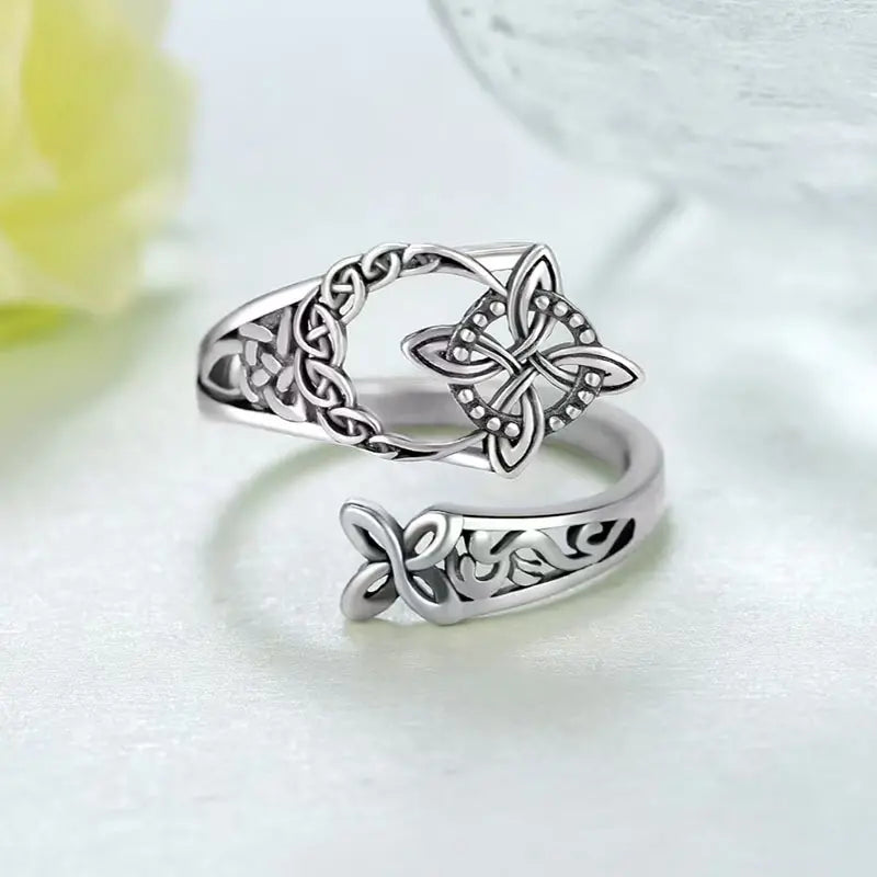 ✨【Compra uno y llévate otro gratis】Anillo de nudo celta de plata de ley 925
