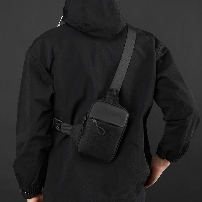 Minibolso de pecho para hombre, sencillo y elegante.