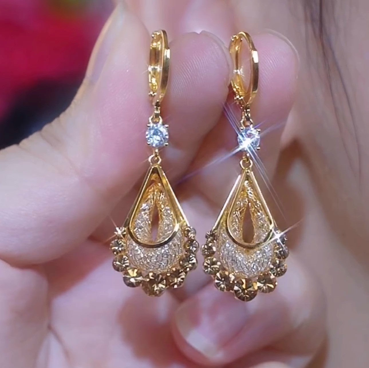 ✨Elegantes pendientes de oro con diamantes brillantes