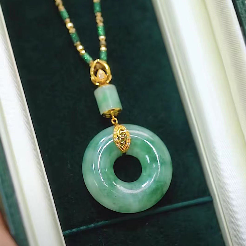 🔥Un colgante con hebilla de seguridad de jade hetiano versátil y elegante para otoño e invierno.