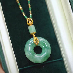 🔥Un colgante con hebilla de seguridad de jade hetiano versátil y elegante para otoño e invierno.