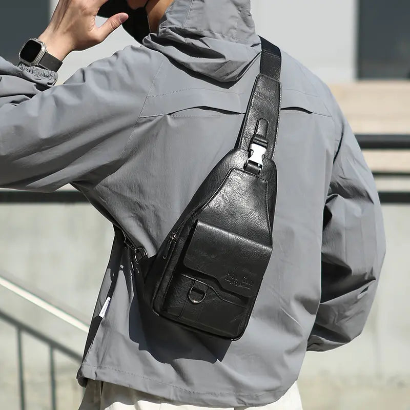 🎒 Retrostiilis veekindel ehtsast nahast õlakott: hädavajalik ese igapäevasteks pendelrännakuteks.