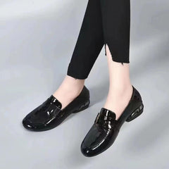 🥰🥰【35-41】 2025 Nuevos zapatos de cuero brillante, versátiles y de moda para mujer