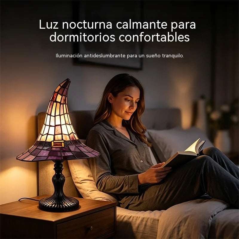 🔥【Novedad de Halloween】Luz nocturna con forma de sombrero de bruja gótica: ¡una creativa luz de resina con efecto de vidrieras retro! 🔮🧙‍♀️