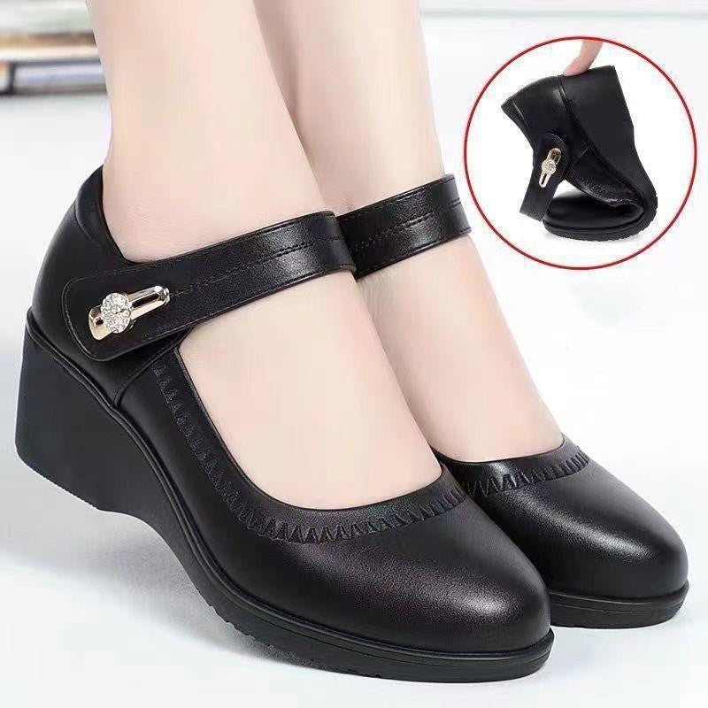 30%OFF🏆👡【35-41】Zapatos de piel suave con suela blanda y tacón de cuña antideslizantes para madres