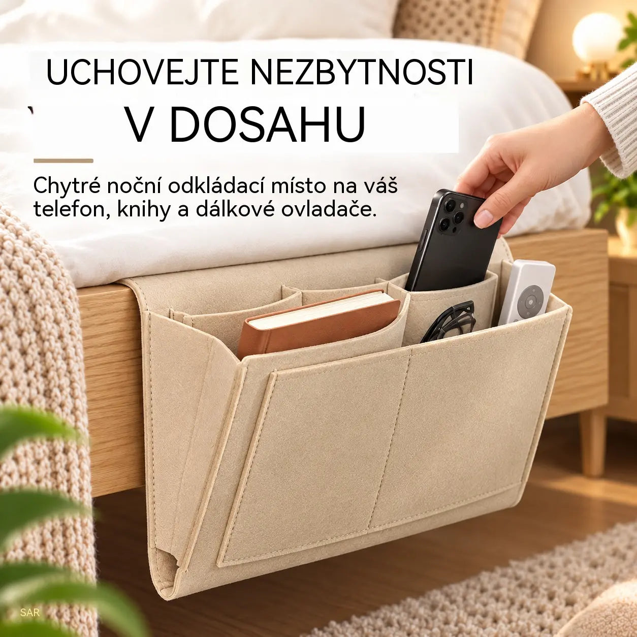 🔥 Sleva 50 %! 🛏️✨ Závěsný organizér k posteli: mějte vše potřebné po ruce.