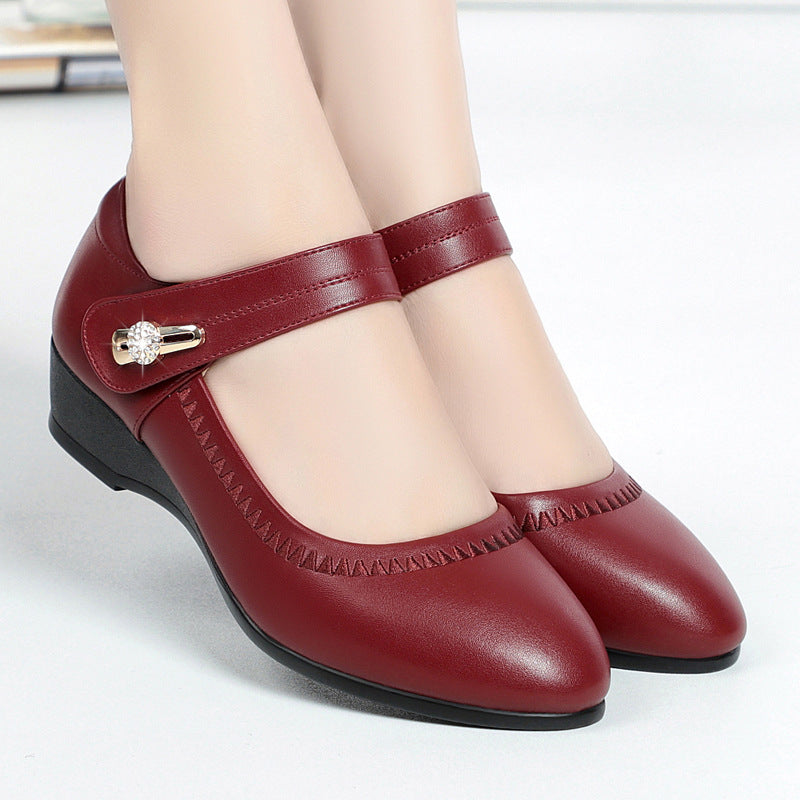 30%OFF🏆👡【35-41】Zapatos de piel suave con suela blanda y tacón de cuña antideslizantes para madres