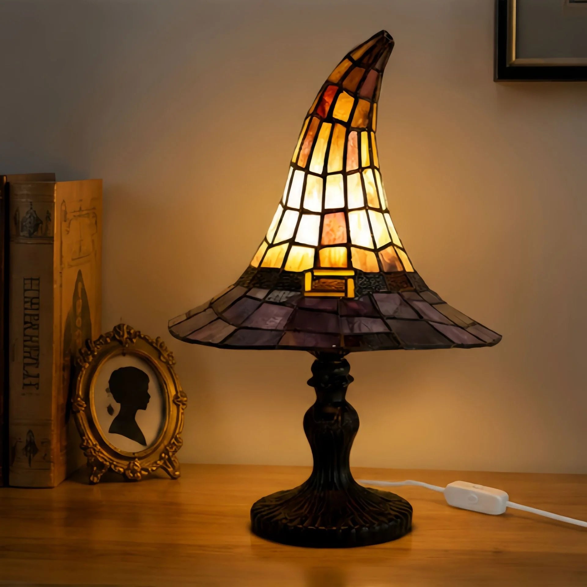 【Halloweenská novinka】Gotická stolná lampa v tvare čarodejníckeho klobúka, kreatívna nočná lampa z živice s retro vitrážovým efektom! 🔮🧙‍♀️