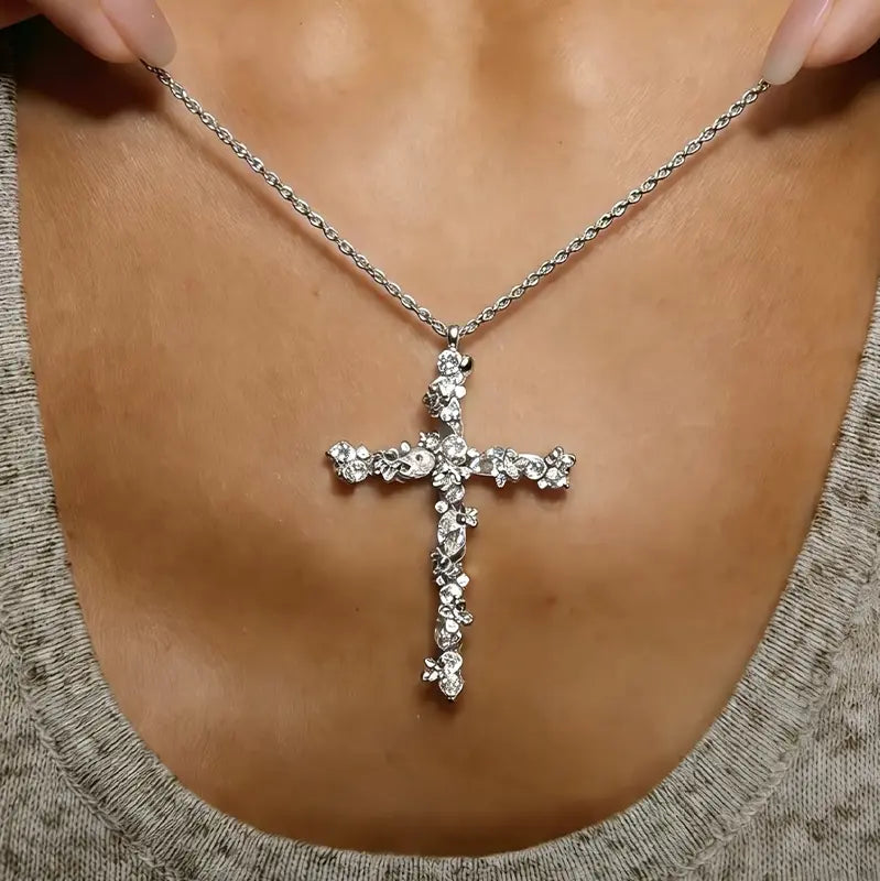📢⏰ ¡50% DE DESCUENTO! ✨ Collar Cruz Radiante – Cadena Retorcida, Brillo de Pétalos