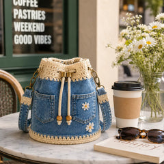 Un bolso de mezclilla tejida estilo bohemio que complementa todos tus looks ✨