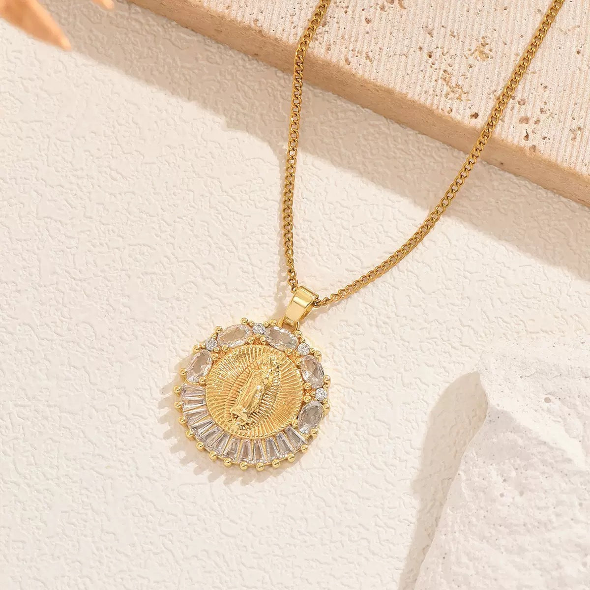 ✨Collar de lujo, collar dorado con diseño en relieve de la Virgen María