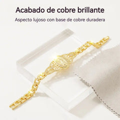 Pulsera de la Virgen María con flores caladas en oro