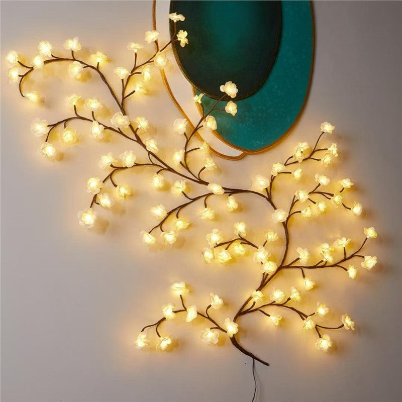 🌸✨ Las luces LED con forma de flor de durazno se utilizan para decorar paredes interiores y crear un ambiente romántico.