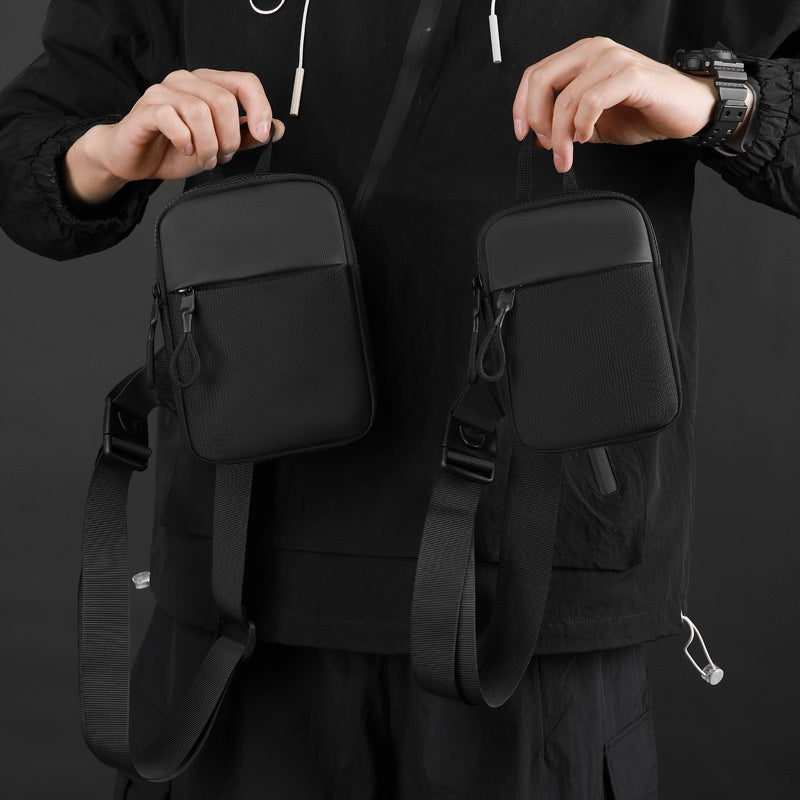 Minibolso de pecho para hombre, sencillo y elegante.
