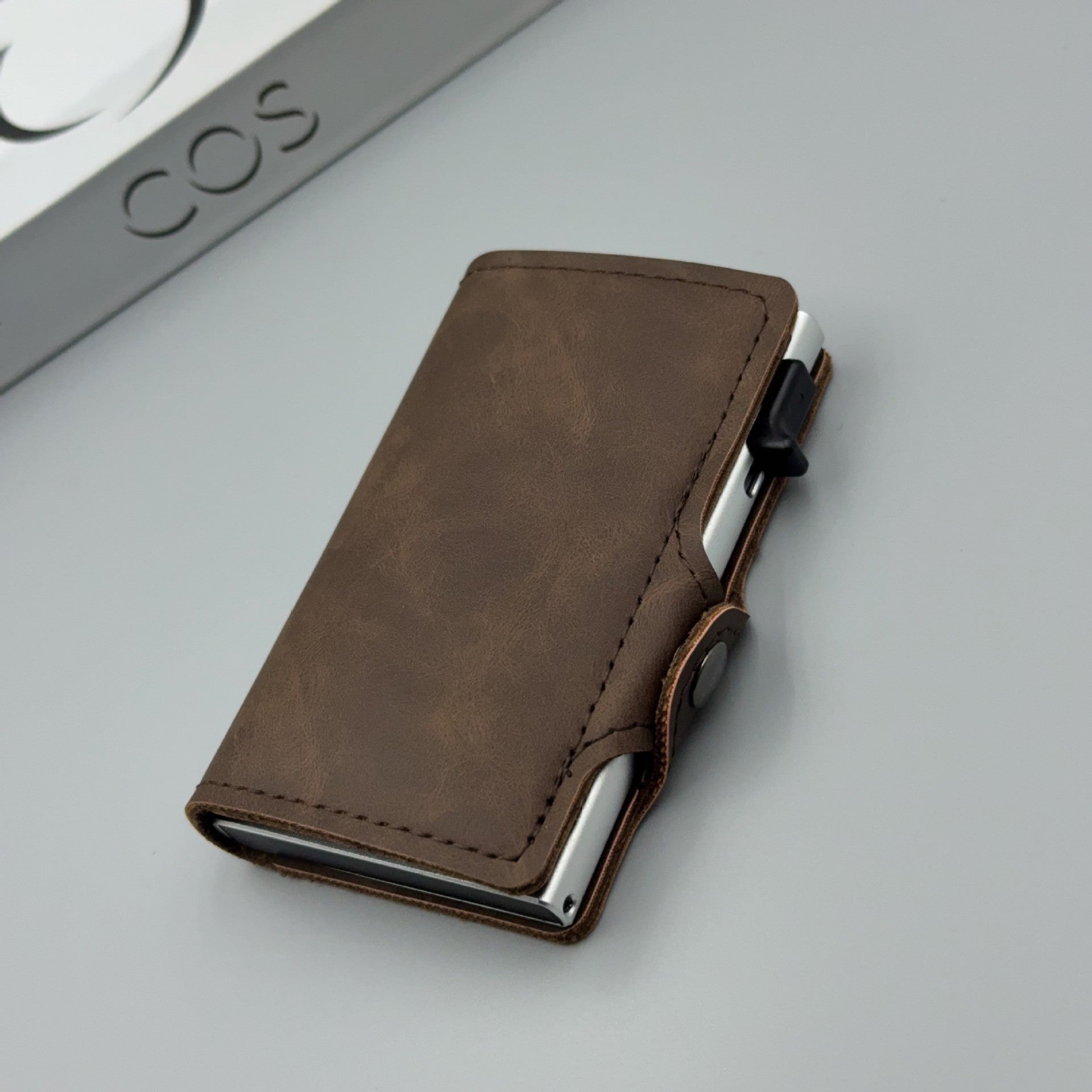 👜🔥【Compra uno y llévate otro gratis】Cartera antirrobo retro de cuero genuino para hombre