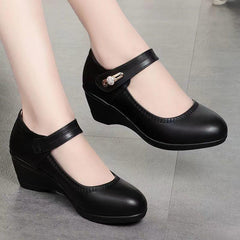 30%OFF🏆👡【35-41】Zapatos de piel suave con suela blanda y tacón de cuña antideslizantes para madres