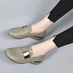 🥰🥰【35-41】 2025 Nuevos zapatos de cuero brillante, versátiles y de moda para mujer