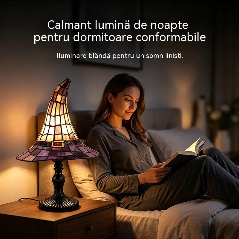 【Halloweenská novinka】Gotická stolná lampa v tvare čarodejníckeho klobúka, kreatívna nočná lampa z živice s retro vitrážovým efektom! 🔮🧙‍♀️