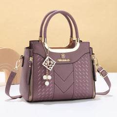 Bolso bandolera para mujer con costuras en forma de V, herrajes dorados, múltiples compartimentos y asa superior.