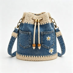 Un bolso de mezclilla tejida estilo bohemio que complementa todos tus looks ✨