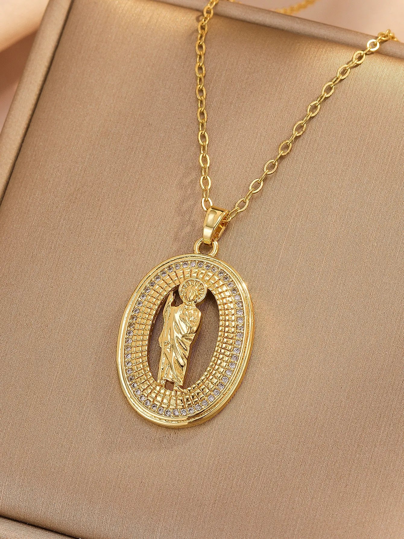 【🔥2 piezas】🙏Collar con colgante de la Virgen María: un elegante collar con temática religiosa, engastado con deslumbrantes circonitas cúbicas.