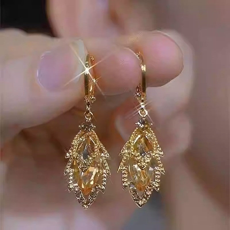 ✨Elegantes pendientes de oro con diamantes brillantes