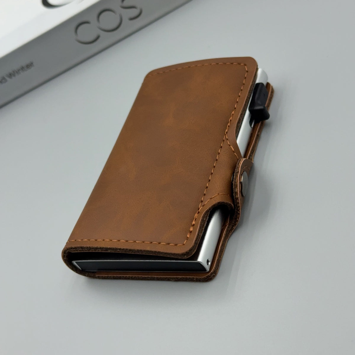 👜🔥【Compra uno y llévate otro gratis】Cartera antirrobo retro de cuero genuino para hombre