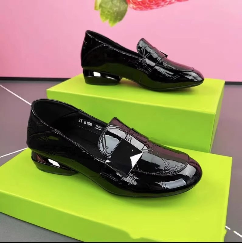 🥰🥰【35-41】 2025 Nuevos zapatos de cuero brillante, versátiles y de moda para mujer