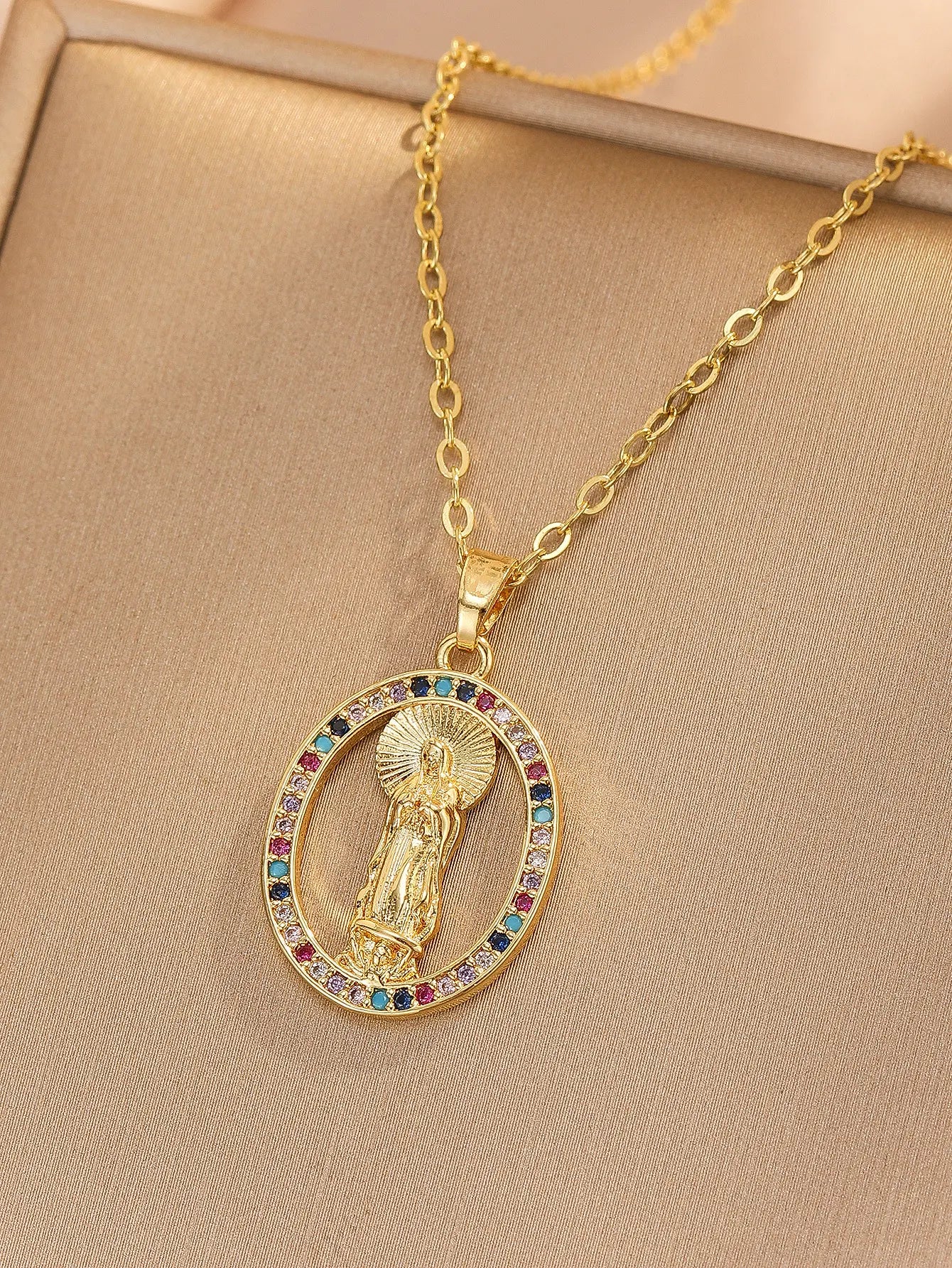 【🔥2 piezas】🙏Collar con colgante de la Virgen María: un elegante collar con temática religiosa, engastado con deslumbrantes circonitas cúbicas.