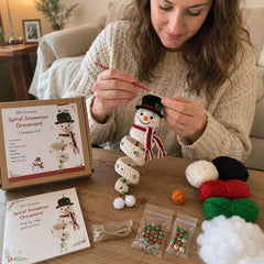 ⛄️🎄Kit para hacer un adorno de muñeco de nieve en espiral a crochet (incluye hilo suave, aguja de crochet, cuentas navideñas, decoraciones de copos de nieve e instrucciones paso a paso)