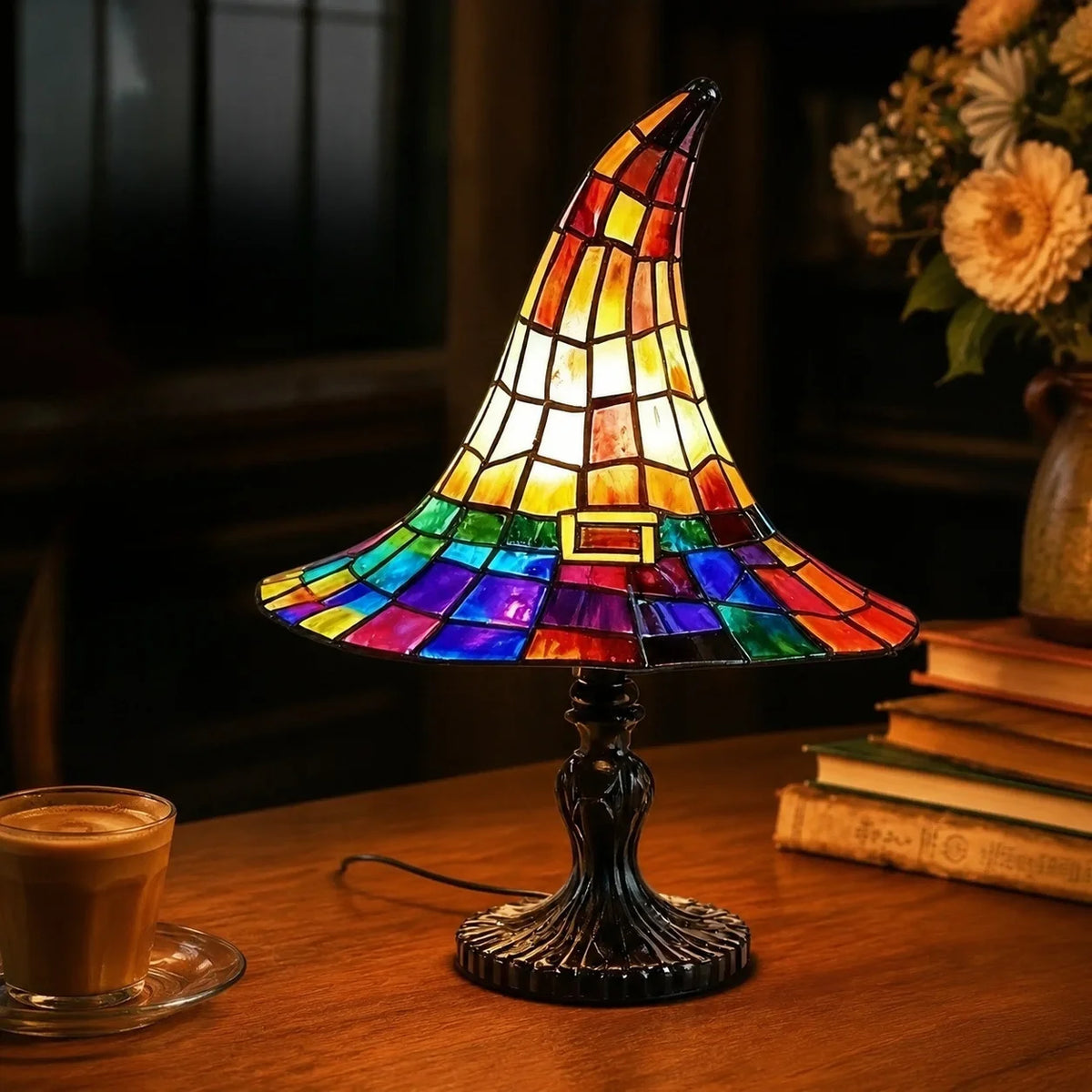 🔥【Novedad de Halloween】Luz nocturna con forma de sombrero de bruja gótica: ¡una creativa luz de resina con efecto de vidrieras retro! 🔮🧙‍♀️