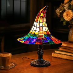 【Halloweenská novinka】Gotická stolná lampa v tvare čarodejníckeho klobúka, kreatívna nočná lampa z živice s retro vitrážovým efektom! 🔮🧙‍♀️