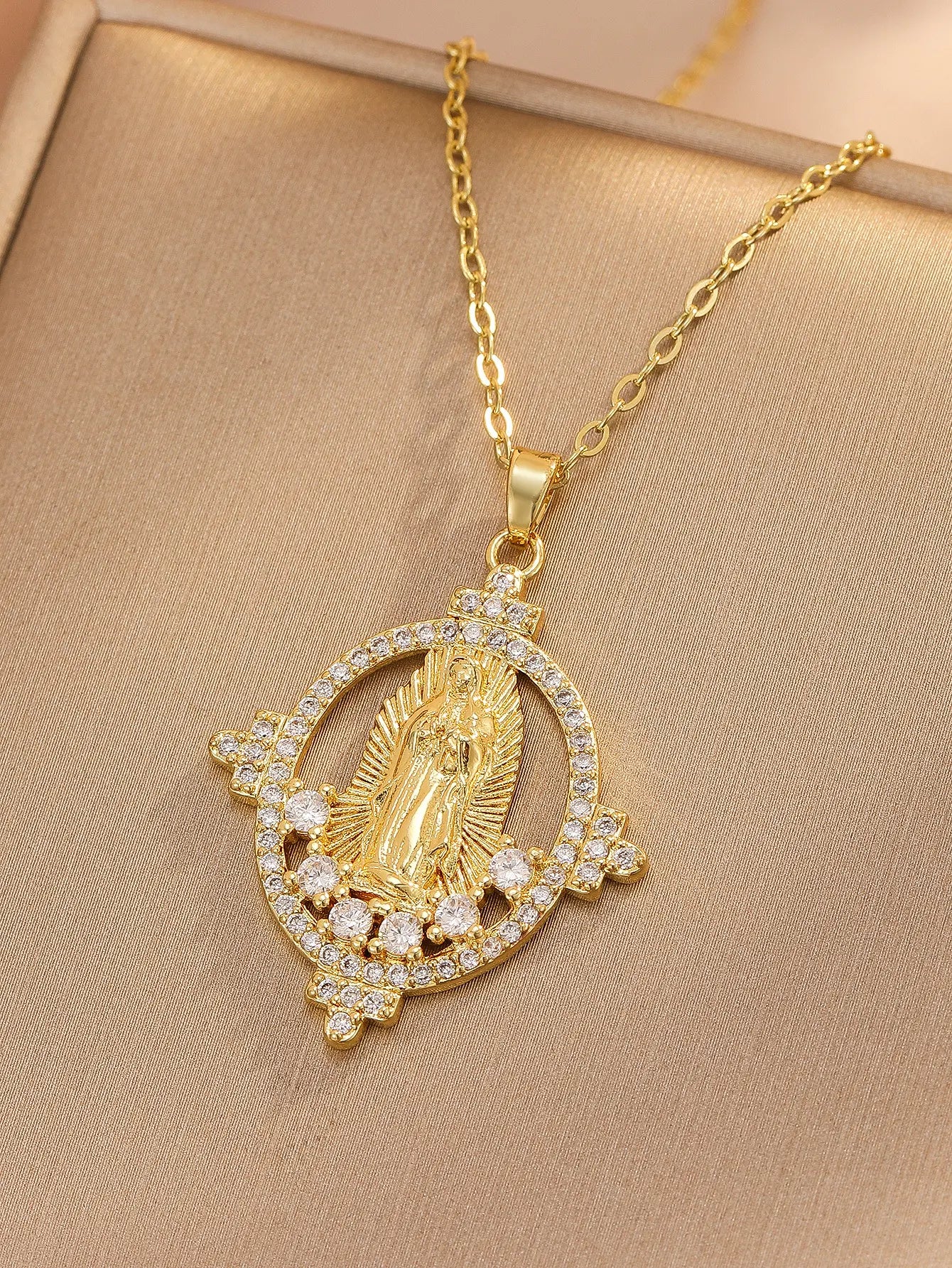 【🔥2 piezas】🙏Collar con colgante de la Virgen María: un elegante collar con temática religiosa, engastado con deslumbrantes circonitas cúbicas.