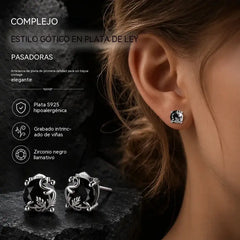 ✨1 par de pendientes de botón redondos en tono plateado con diseño de enredadera gótica y circonita cúbica negra.