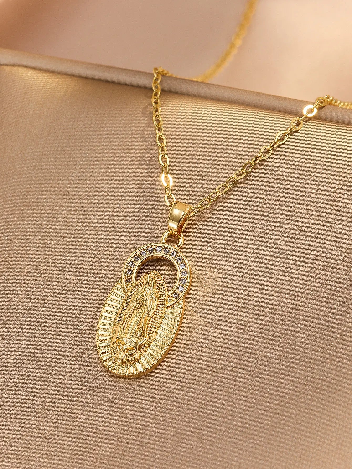 【🔥2 piezas】🙏Collar con colgante de la Virgen María: un elegante collar con temática religiosa, engastado con deslumbrantes circonitas cúbicas.
