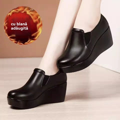 【35-40】💖🔥2025 nuevos zapatos de suela gruesa para mujer para madres de mediana edad y mayores, zapatos de cuero de tacón plano antideslizantes, cómodos y casuales, sin cordones