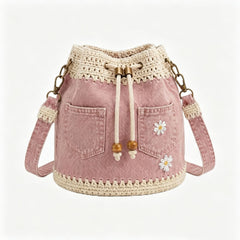 Un bolso de mezclilla tejida estilo bohemio que complementa todos tus looks ✨