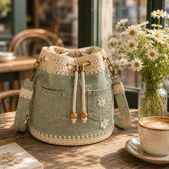 Un bolso de mezclilla tejida estilo bohemio que complementa todos tus looks ✨