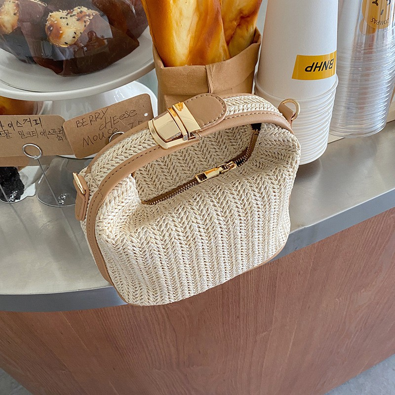 👜✨Bolso bandolera de paja elegante para mujer, con correa de hombro desmontable y diseño con hebilla.