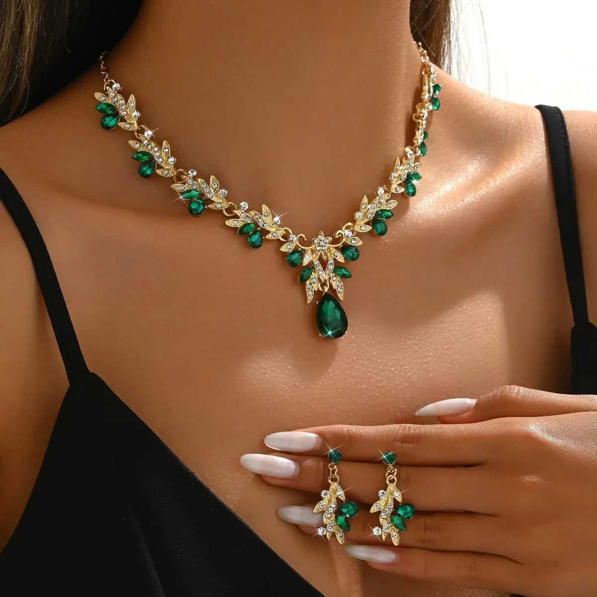 ✨✨Conjunto de collar y pendientes con colgante en forma de gota brillante