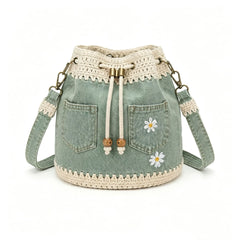 Un bolso de mezclilla tejida estilo bohemio que complementa todos tus looks ✨