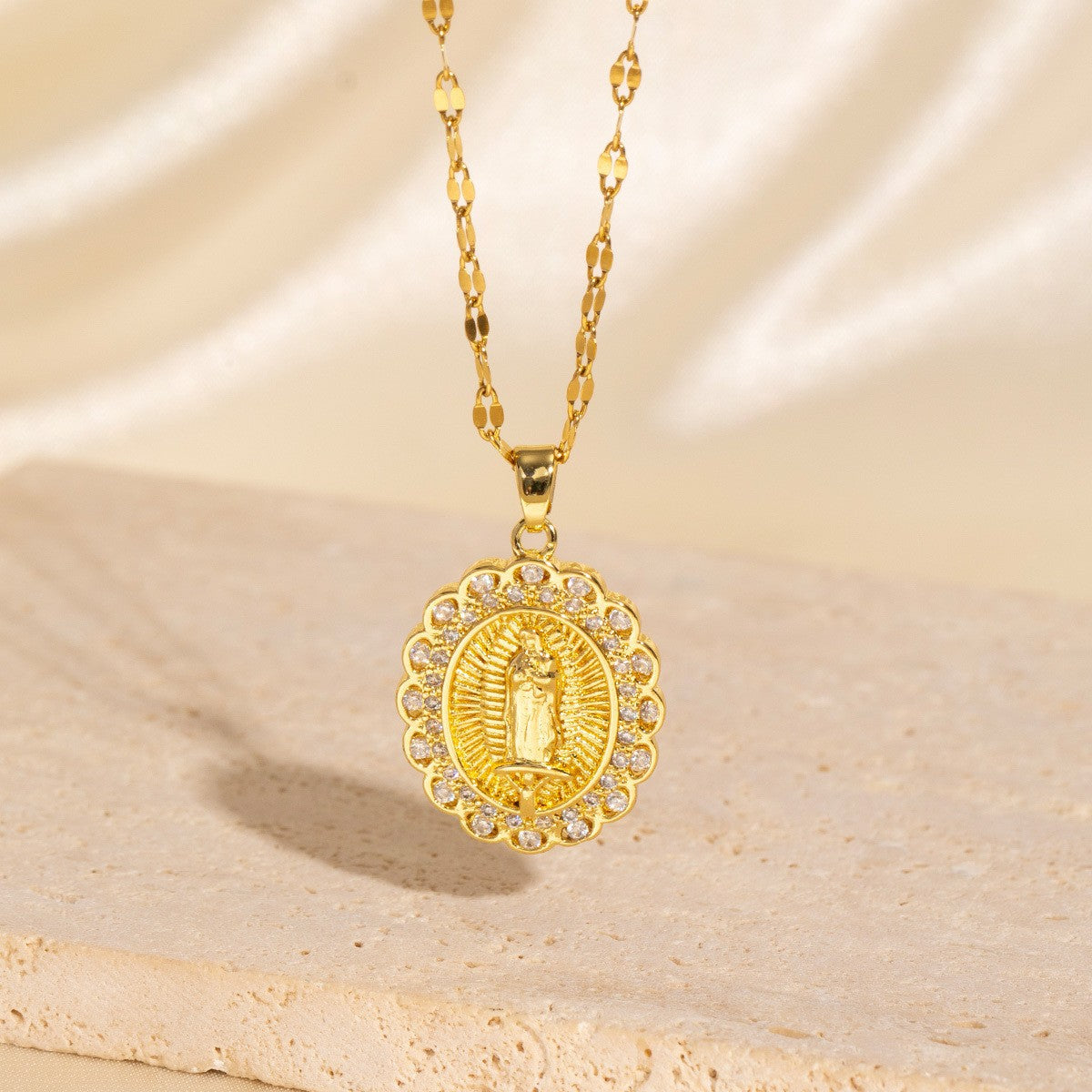 ✨Collar de lujo, collar dorado con diseño en relieve de la Virgen María